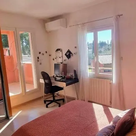 Elegante Avec Piscine Protegee
