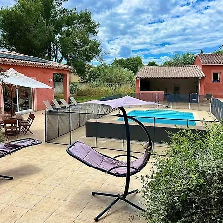 Elegante Avec Piscine Protegee *