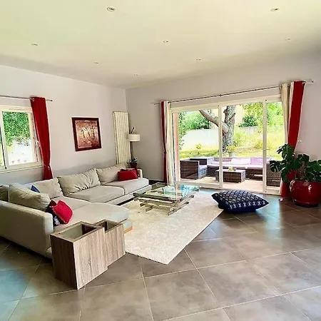 Elegante Avec Piscine Protegee Villa