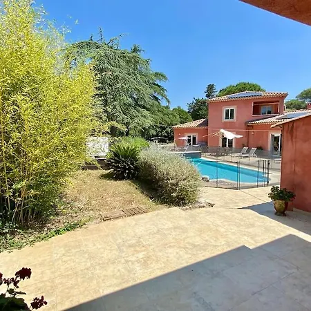 Elegante Avec Piscine Protegee *